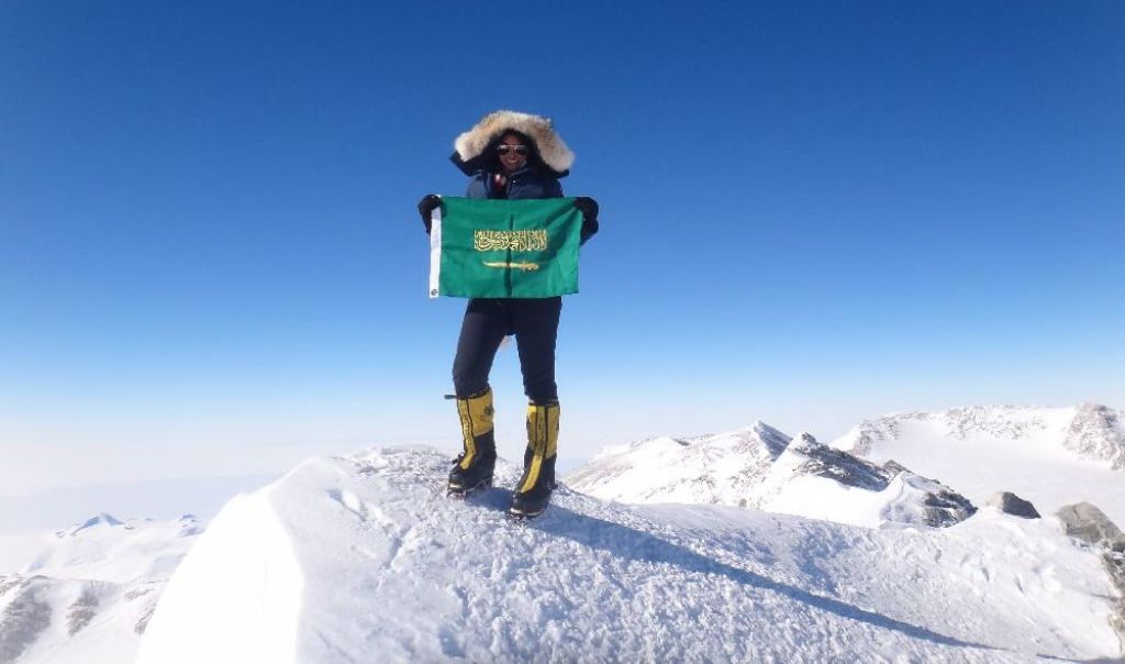رها محرق .. اول سعودية تتسلق قمة جبل افريست