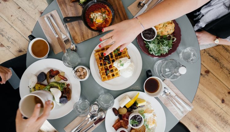 أشهر 10 مطاعم أماكن لتناول الإفطار في دبي