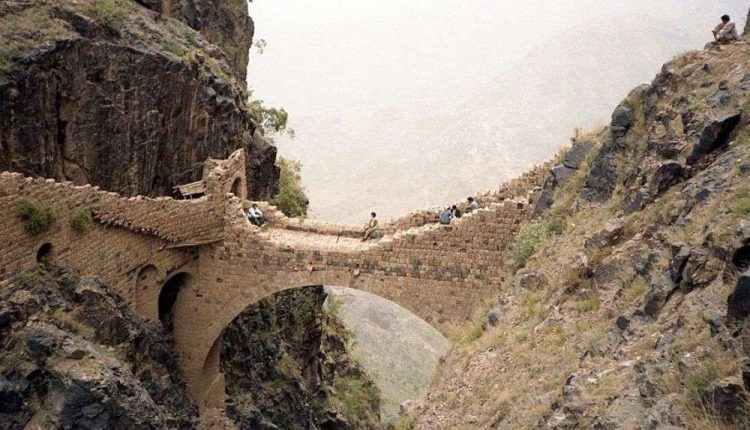 سياحة-صح-اليمن_مدينة_شهارة-وزيارة-معالم-اليمن_جسر-شهارة_المصدر-ويكيبيديا_1000×750